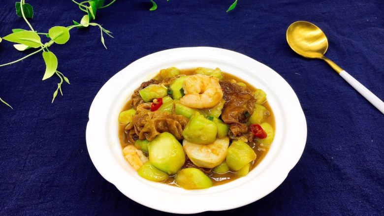 绿色美食下饭神菜面筋丝瓜煲