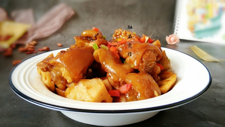 猪年莲藕烧猪蹄