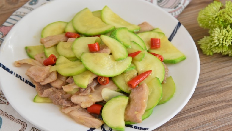 西葫芦炒肉片—从小吃到大的家常菜简单易学哦