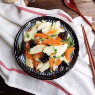 素炒山药春的山药清脆又爽口