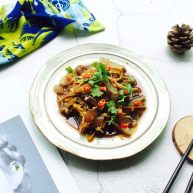 菌类料理金针菇拌海蜇