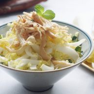 这份爽口的鸡丝拌娃娃菜春燥时正润