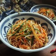 夏日不可少的一碗面鸡丝凉面