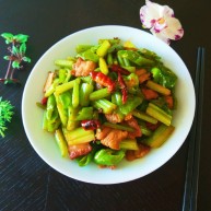 新文美食麻辣椒香爆炒西芹