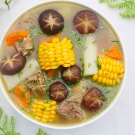 山药香菇玉米土鸡汤