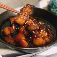 川式红烧肉色泽红亮味醇汁浓肥而不腻回味无穷