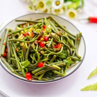 鲜嫩可口的凉拌蕨菜