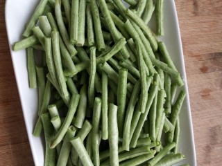 1、干煸豆角,豆角先折成这样的小段，是不是都挺嫩的豆角啊