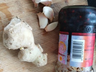 3、干煸豆角,备好其他作料蒜姜和豆豉