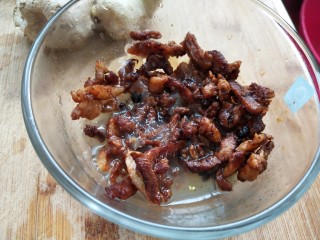 4、干煸豆角,还准备了爆好的肉丝