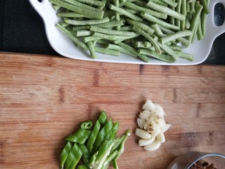 5、干煸豆角,青椒切段蒜切粒