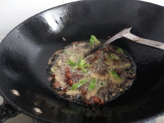 7、干煸豆角,加入青椒翻炒