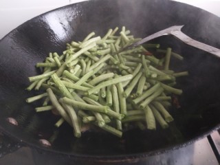8、干煸豆角,加入豆角不停的翻炒