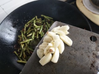 11、干煸豆角,加入蒜瓣提鲜