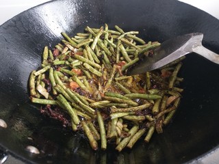 12、干煸豆角,翻炒均匀豆角已经是很熟的样子了