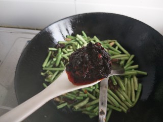 10、干煸豆角,加一勺子豆豉增香加入糖盐一起翻炒