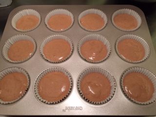 13、巧克力杯子蛋糕,将蛋糕糊装入裱花袋，挤入纸杯内七分满