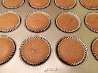 15、巧克力杯子蛋糕,出炉后脱模放凉