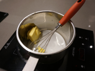 3、红丝绒蛋糕卷,把黄油倒入奶锅里，加入20g牛奶