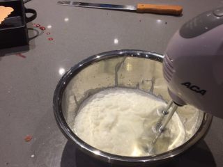 14、红丝绒蛋糕卷,等待烤蛋糕的同时，淡奶油加糖用电动打蛋器打发到不流动或稍微硬性，放进冰箱冷藏备用