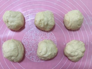4、肉松小热狗面包,发好后再次揉面排气,分成6份儿(每份儿大概65克)。