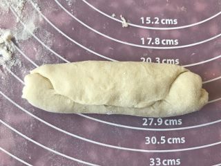 6、肉松小热狗面包,滚成椭圆形形状后收口。