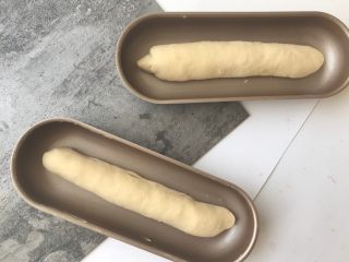 8、肉松小热狗面包,发酵至两倍大。