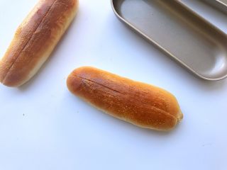 9、肉松小热狗面包,脱模晾至温热时中间划一道。