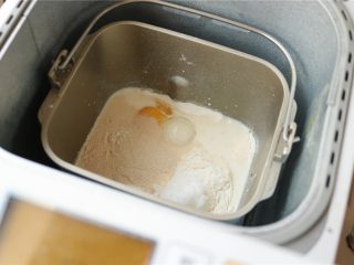 2、培根田园披萨,除了黄油之外的披萨面团材料，放入面包机。