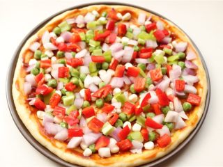 12、培根田园披萨,撒上蔬菜，剩余一些等最后铺上面。