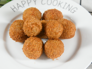 11、这才是香蕉的正确吃法，香酥美味的香蕉丸子，奉送制作方法,香糯可口的香蕉丸子就完成啦