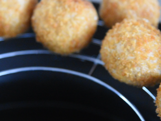 10、这才是香蕉的正确吃法，香酥美味的香蕉丸子，奉送制作方法,控油捞起