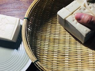 1、农家传统自制豆腐乳【详细版】,新鲜豆腐买回来后，压干水分，用刀切成同等大小！