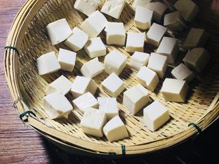 2、农家传统自制豆腐乳【详细版】,放的位置要有一些空隙，最好用竹制品制作！