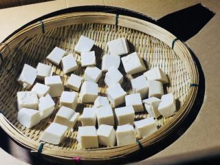 3、农家传统自制豆腐乳【详细版】,这里条件就用了锅的箱子进行密封发酵！大家有好的箱子也是可以的！