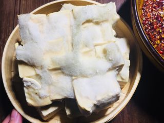 5、农家传统自制豆腐乳【详细版】,这是发酵好的豆腐，长了一层白白的毛！最健康的！如果是红色的和黑色的就不能吃了！