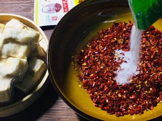 6、农家传统自制豆腐乳【详细版】,另外一个干净的碗，放入辣椒粉和食用盐！