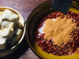 7、农家传统自制豆腐乳【详细版】,然后倒入麻辣鲜或者花椒粉都可以的，主要增加风味！