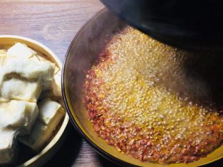 8、农家传统自制豆腐乳【详细版】,然后把菜籽油烧开后，凉到7成油温，浇上辣椒粉里！