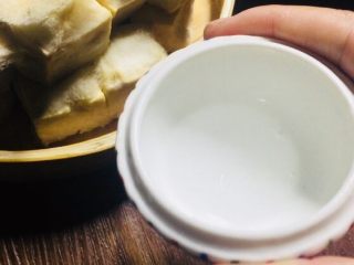 9、农家传统自制豆腐乳【详细版】,这里准备一些白酒，高度白酒，二锅头最好！