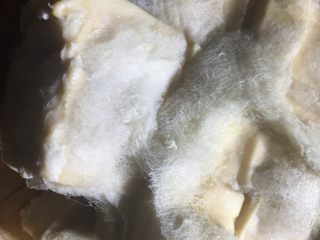 10、农家传统自制豆腐乳【详细版】,把白酒均匀的撒在豆腐乳上，目的可以更好的放置！