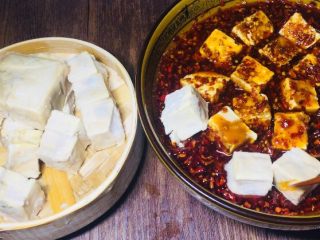 11、农家传统自制豆腐乳【详细版】,等辣椒油全部凉透后，放入豆腐乳块，均匀的裹上调味料！