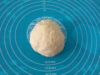 2、梅花双色土司, 把除黄油和红曲粉外的材料混合,揉成光滑面团.