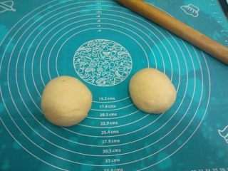 7、梅花双色土司, 发酵好的面团揉均匀,分成两个一样大小的面团.