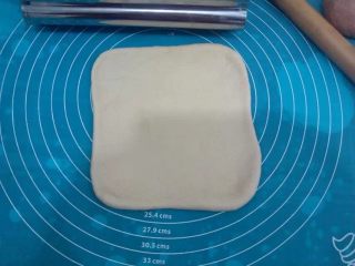 10、梅花双色土司,把白色面团擀成模具一半大小的长方形.