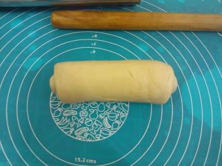 12、梅花双色土司,从上而下卷起来,捏紧收口,两边略整理平整.