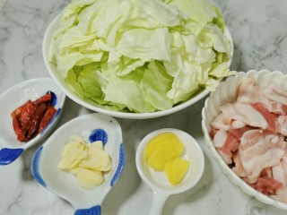 1、爆炒卷心菜,食材准备
