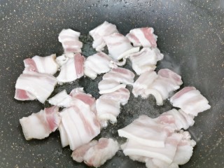 2、爆炒卷心菜,锅内少油放入五花肉