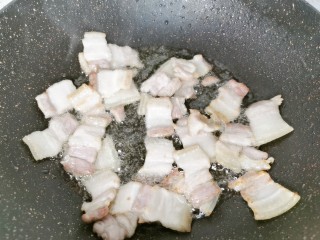 3、爆炒卷心菜,煎至两面变色微黄