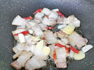 5、爆炒卷心菜,加入姜蒜片炒出香味